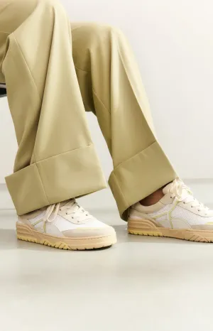 Sneakers with contrasting colors